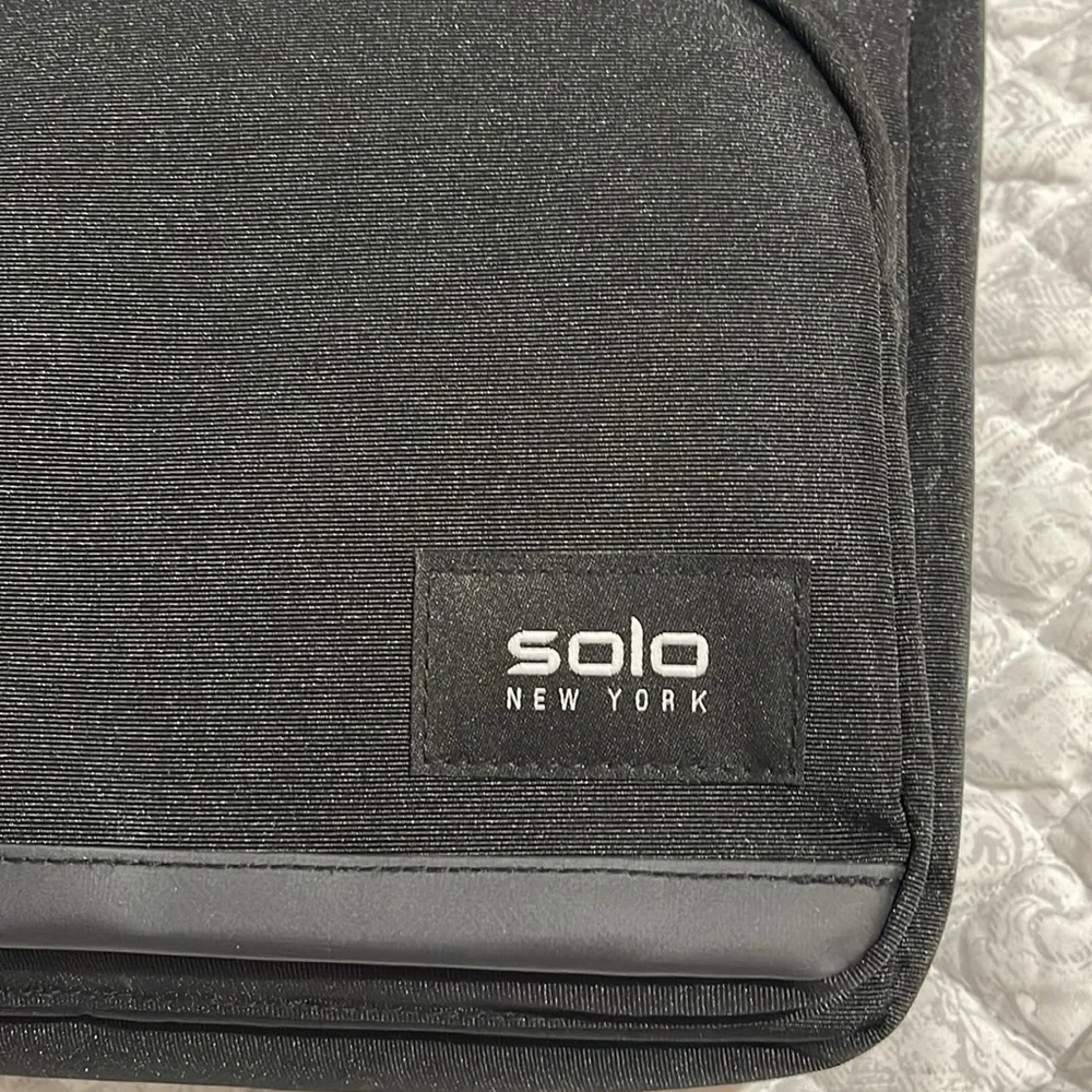 - Solo New York tablet sling